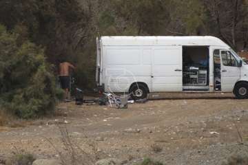 La Policía Local pilla in fraganti a dos hombres cuando desguazaban chatarra industrial en el Barranco Real/TA.